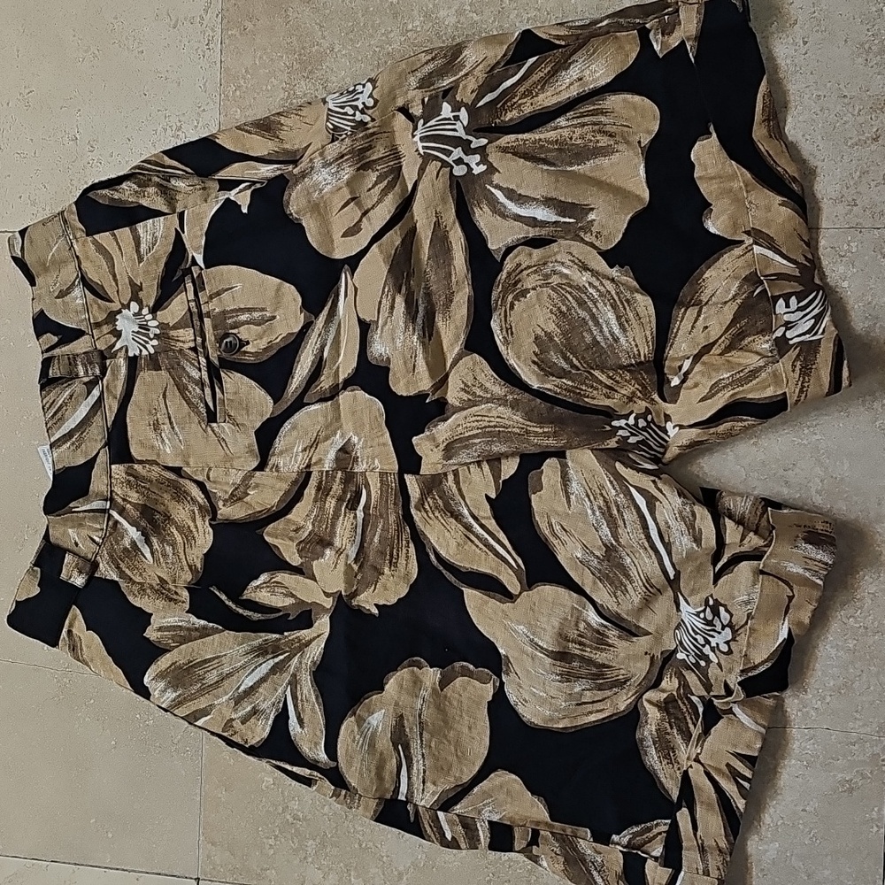 Jones New York Women's Floral Linen Shorts - Black and Tan - Picture 3 of 7